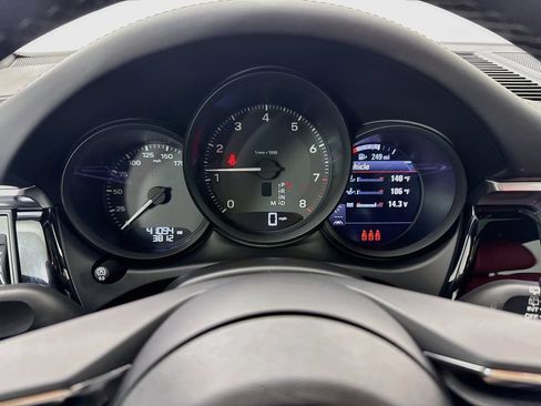 Certified 2024 Porsche Macan AWD/4WD image 16