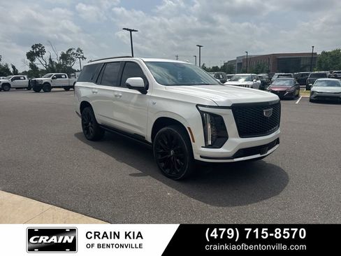 Used 2025 Cadillac Escalade Sport Platinum w/ LPO, ONYX Package AWD/4WD image 12