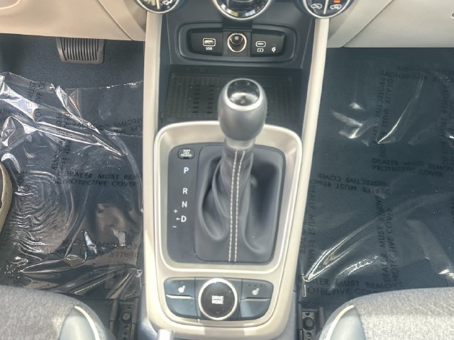 Certified 2025 Hyundai Venue Limited FWD image 18