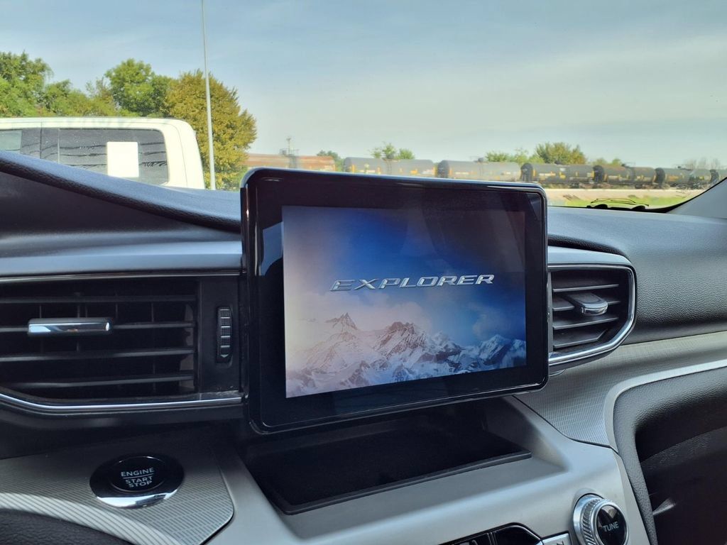 Used 2023 Ford Explorer XLT w/ Equipment Group 202A AWD/4WD image 4