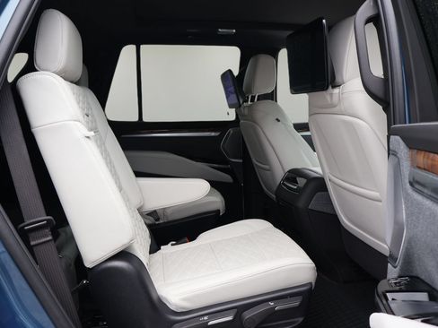 Certified 2025 Cadillac Escalade Premium Luxury Platinum w/ LPO, Floor Liner Package AWD/4WD image 20