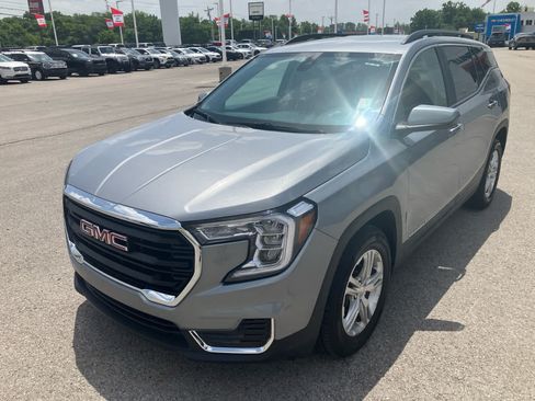 Used 2024 GMC Terrain SLE w/ Driver Convenience Package FWD image 3