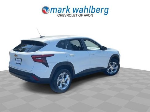 Used 2024 Chevrolet Trax LS w/ LS Convenience Package FWD image 8
