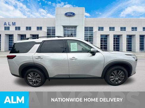 Used 2025 Nissan Pathfinder SV FWD image 4