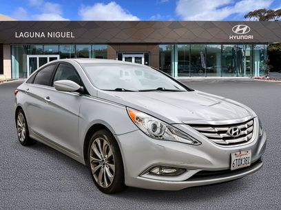 Used 2012 Hyundai Sonata SE w/ Navigation & Sunroof Pkg