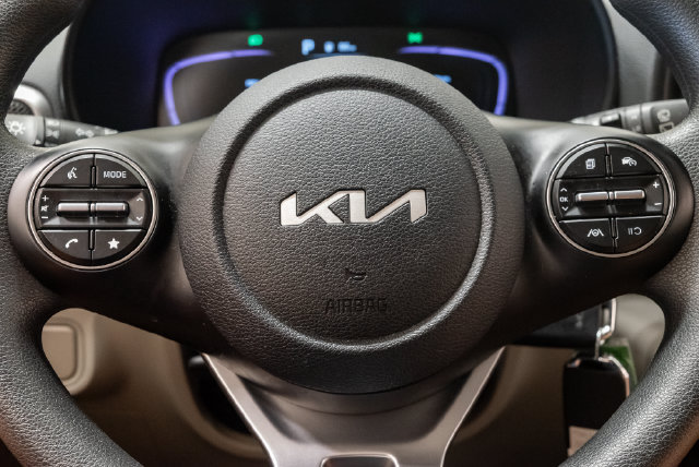 Used 2025 Kia Soul LX w/ LX Technology Package FWD image 12