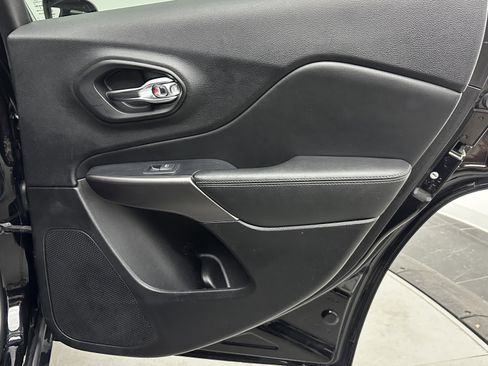 Used 2019 Jeep Cherokee Limited image 31