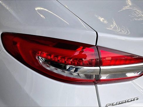 Used 2017 Ford Fusion SE w/ Fusion SE Technology Package image 31