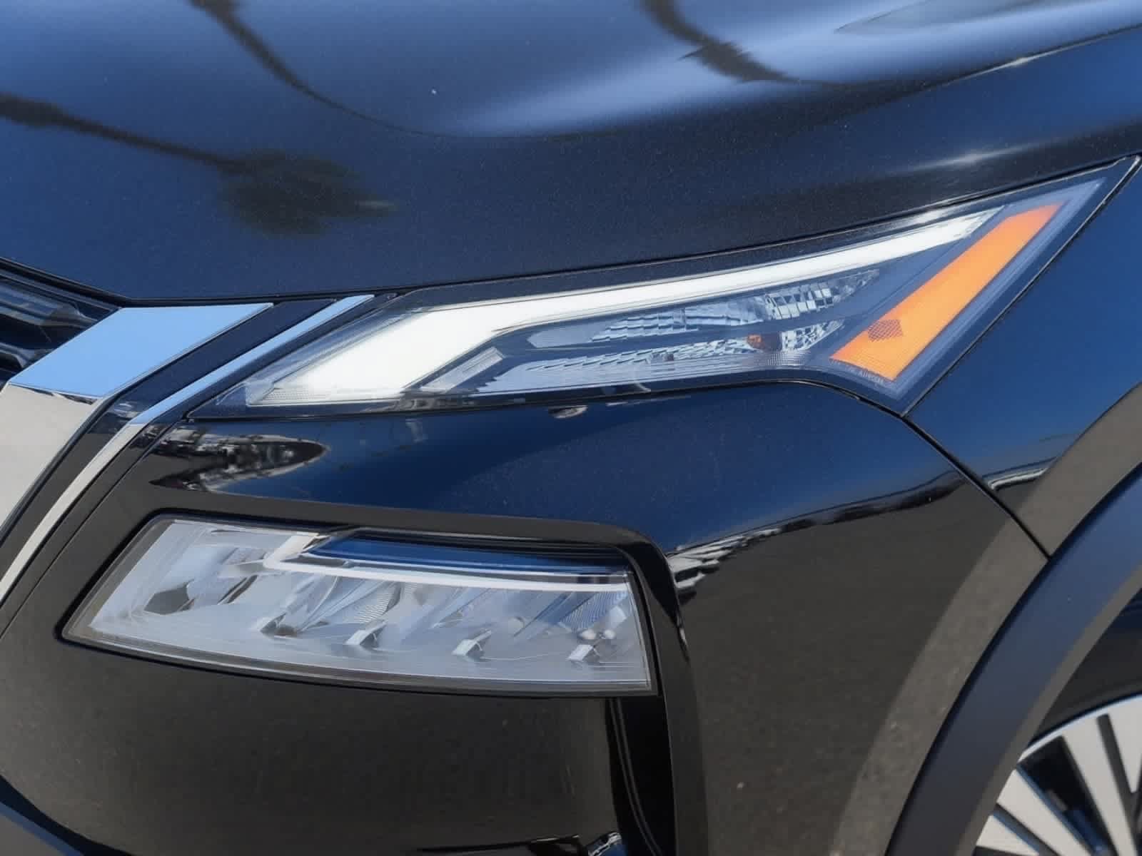 Used 2023 Nissan Rogue SV FWD image 4