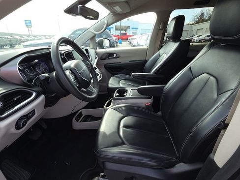 Used 2023 Chrysler Pacifica Touring-L FWD image 15