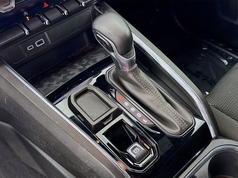 Used 2024 GMC Canyon Elevation image 17