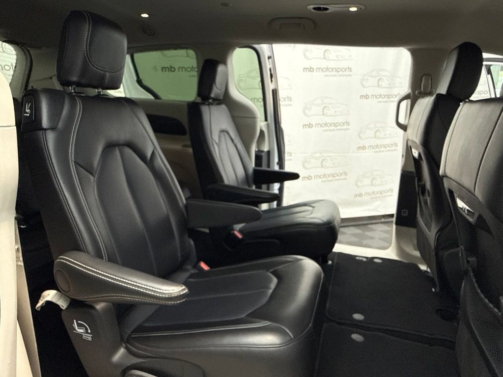 Used 2024 Chrysler Pacifica Touring-L FWD image 35