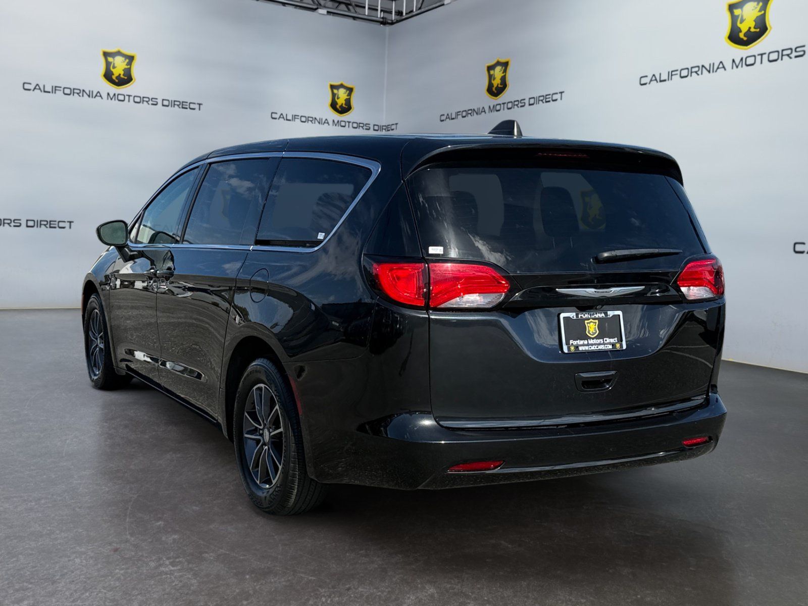 Used 2022 Chrysler Voyager LX FWD image 3