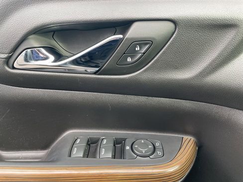 Used 2023 GMC Acadia SLE image 28