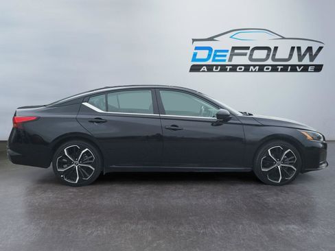 Used 2024 Nissan Altima 2.5 SR image 2