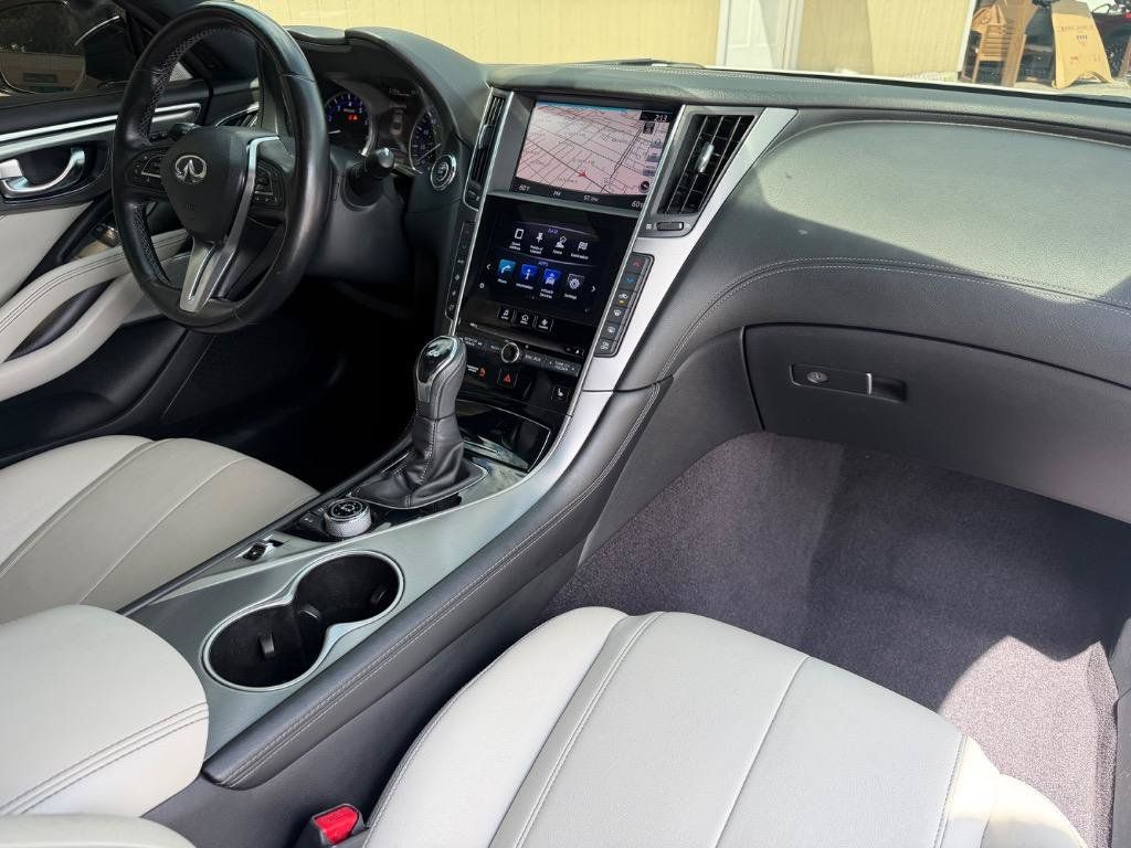 Used 2018 INFINITI Q60 2.0t w/ Sensory Package 2.0T Luxe RWD image 18