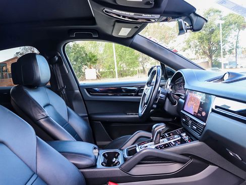 Used 2021 Porsche Cayenne Coupe image 18