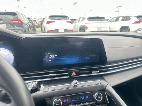 Used 2025 Hyundai Elantra SEL image 21