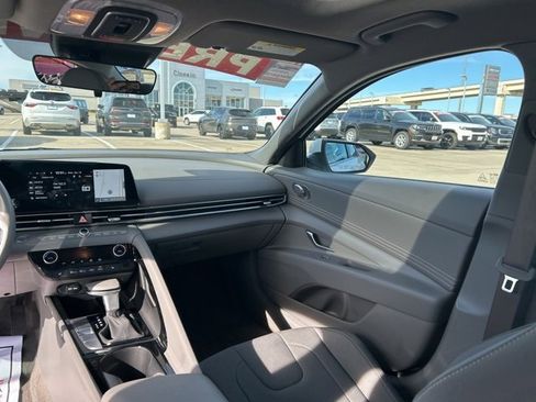 Used 2025 Hyundai Elantra SEL image 35