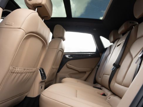 Used 2025 Porsche Macan image 32