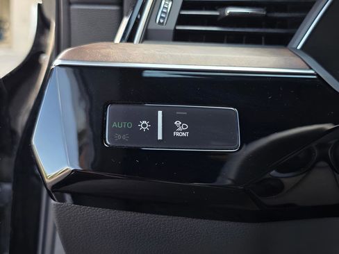 Used 2022 Audi e-tron Premium Plus AWD/4WD image 25