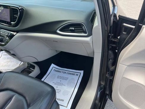 Certified 2023 Chrysler Pacifica Touring-L FWD image 45