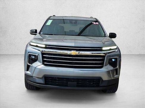 Used 2024 Chevrolet Traverse LT FWD image 2