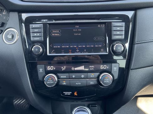 Used 2018 Nissan Rogue SV w/ Premium Package image 17