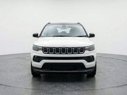 Used 2025 Jeep Compass Latitude AWD/4WD image 2