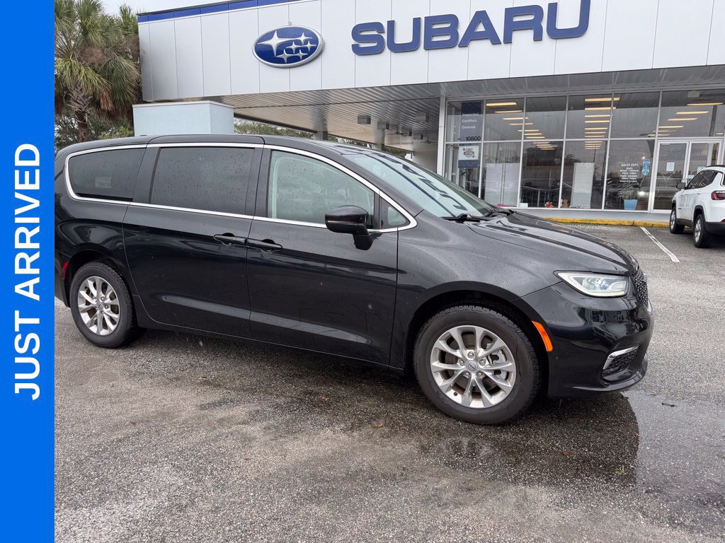 Used 2023 Chrysler Pacifica Touring-L AWD/4WD image 1