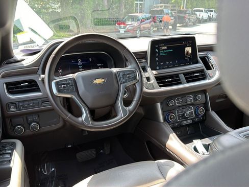 Used 2024 Chevrolet Suburban LT RWD image 19