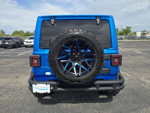 Used 2024 Jeep Wrangler Unlimited Sahara w/ Technology Group AWD/4WD image 5