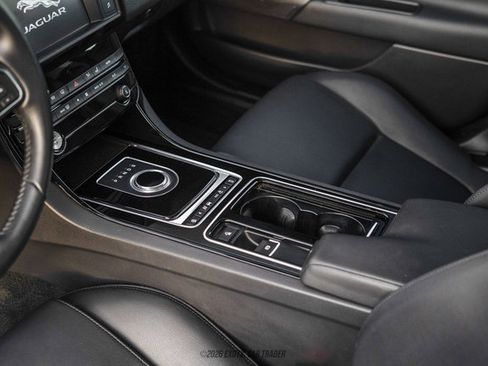 Used 2018 Jaguar XE Premium AWD/4WD image 32