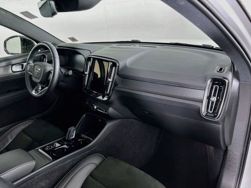 Used 2022 Volvo XC40 T5 R-Design AWD/4WD image 29