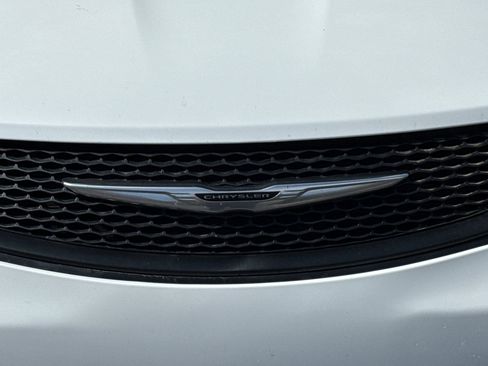 Used 2022 Chrysler Voyager LX FWD image 8