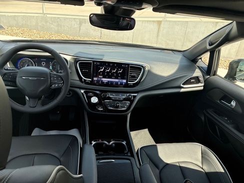 New 2027 Chrysler Pacifica Limited AWD/4WD image 20