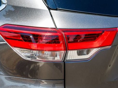 Used 2019 Toyota Highlander Limited AWD/4WD image 10