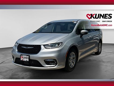 Used 2023 Chrysler Pacifica Touring-L FWD image 5