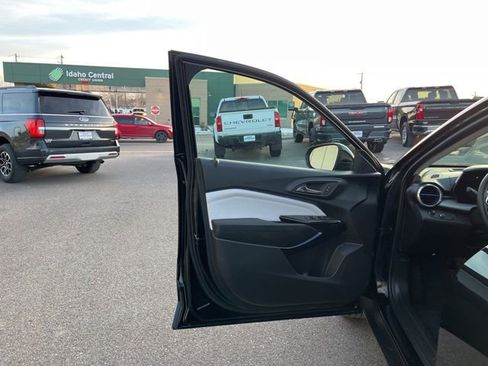 Used 2025 Chevrolet Trax LT w/ LT Convenience Package image 24