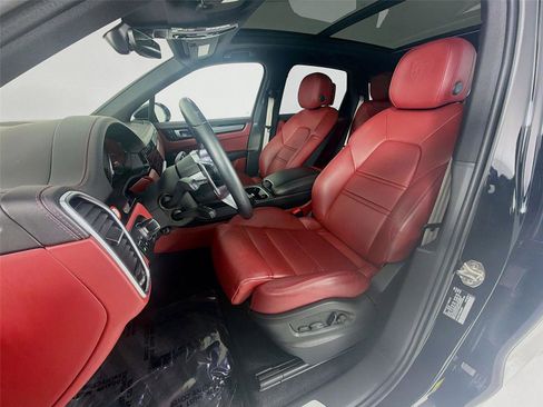 Certified 2022 Porsche Cayenne Platinum Edition image 5