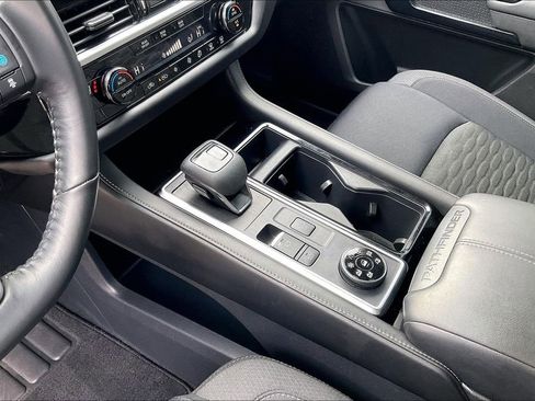 Used 2022 Nissan Pathfinder SV image 19