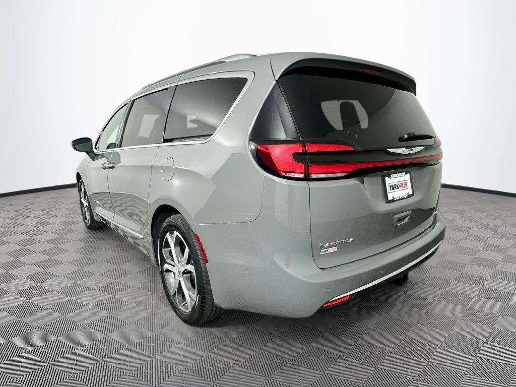 Used 2024 Chrysler Pacifica Pinnacle w/ Trailer Tow Group FWD image 8