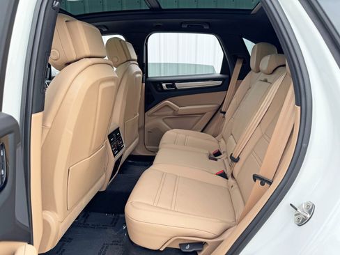 Used 2023 Porsche Cayenne Platinum Edition image 42