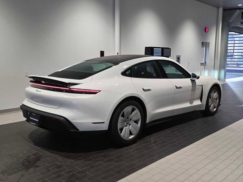 Used 2022 Porsche Taycan image 7