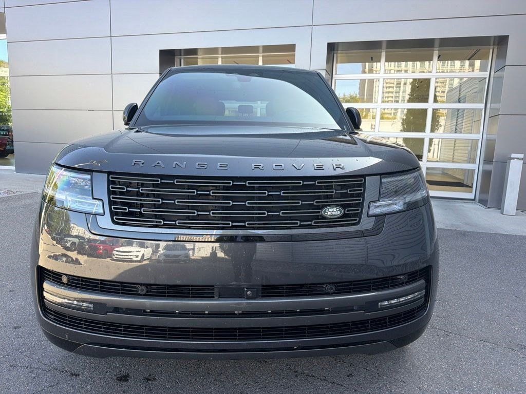 Used 2025 Land Rover Range Rover SE AWD/4WD image 2