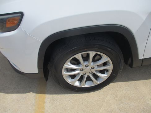 Used 2019 Jeep Cherokee Latitude w/ Popular Appearance Group FWD image 3