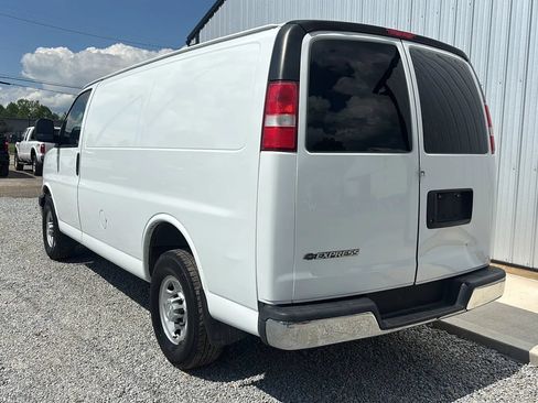 Used 2017 Chevrolet Express 2500 RWD image 3