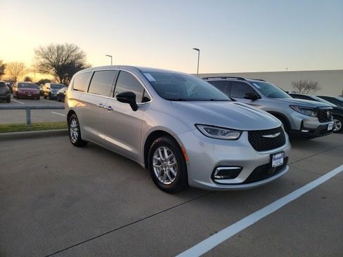 Used 2024 Chrysler Pacifica Touring-L image 3