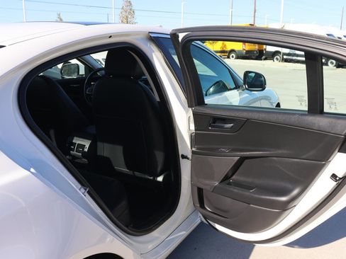 Used 2019 Jaguar XE Premium image 17