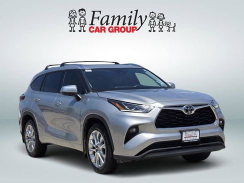 Used 2023 Toyota Highlander Limited FWD image 2